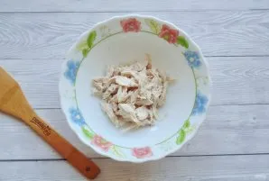 Салат с белым куриным мясом, огурцом и яичными блинчиками - фото шаг 4