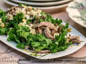 Салат из свиного языка с маринованными опятами и капустой кале