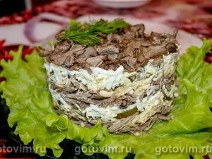 Салат из свинины с огурцом и грибами