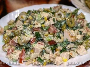 Мясной салат из свинины, копченой курицы и овощей