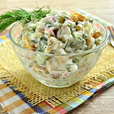 Салат с кукурузой, крабовыми палочками и огурцом - рецепт с фото