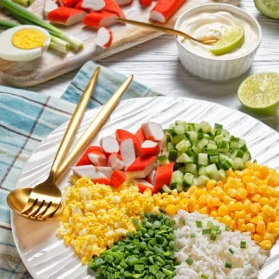 Салат из кукурузы с крабовыми палочками - рецепт с фото