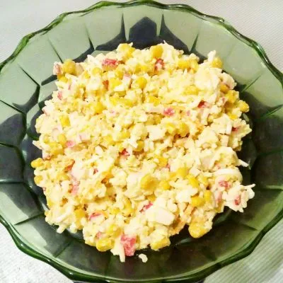Крабовый салат с рисом и кукурузой - рецепт с фото