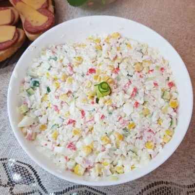 Крабовый салат со свежими огурцами и рисом - рецепт с фото