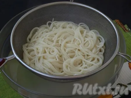 Пока тыква запекается, сварить спагетти в подсоленной воде, согласно инструкции на упаковке. Откинуть спагетти на дуршлаг, чтобы стекла вода. 