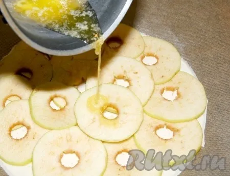 Растопить сливочное масло и растопленным маслом слегка полить сверху яблоки.