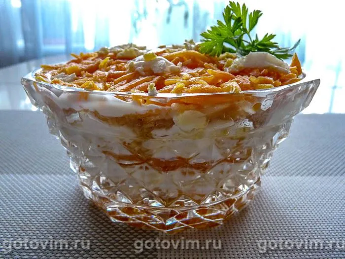 Слоеный салат с яблоком, сыром, яйцом и отварной морковью. Фотография рецепта