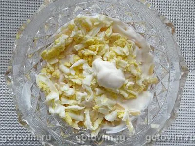 Слоеный салат с яблоком, сыром, яйцом и отварной морковью, Шаг 08