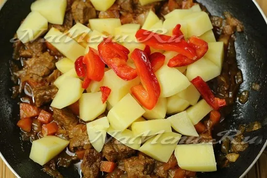 добавить картошку и болгарский перец