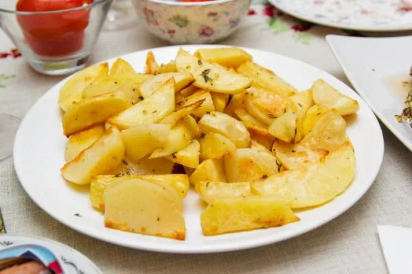 Тарелка с картофелем дольками