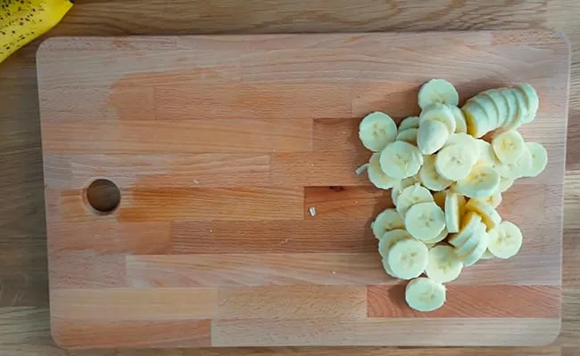 Нарезать банан на колечки