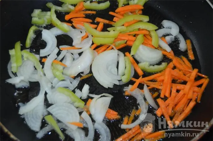 Фунчоза с морепродуктами и овощами на сковороде - фото шаг 5