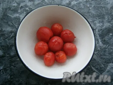 Затем переложить помидоры в холодную воду и снять с них кожицу. 