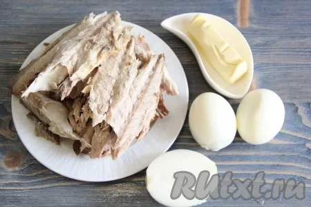 Филе скумбрии очистить от костей. Яйца и лук очистить. Сливочное масло предварительно размягчить.