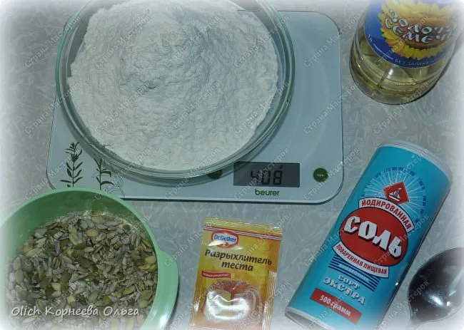 Итак, рецептов галетного печенья множество. Ингредиенты смешивают разные, но самое простое и вкусное, на мой взгляд, обычное печенье с использованием самых простых и доступных продуктов. На 1 порцию понадобится (классический рецепт): - 200 гр муки -1/4 ч.л. соли (количество меняйте в зависимости от ваших предпочтений, если готовите соленую закуску, то печенье можно сделать более соленым) -полстакана теплой воды - полчайной ложки соды, но я использую разрыхлитель для теста - 1/3 стакана раст. масла -семечки/сухие травы/специи для посыпки Мы готовим всегда две-три порции, печенье легкое, тонкое, хрустящее, съедается мгновенно. (фото 2)