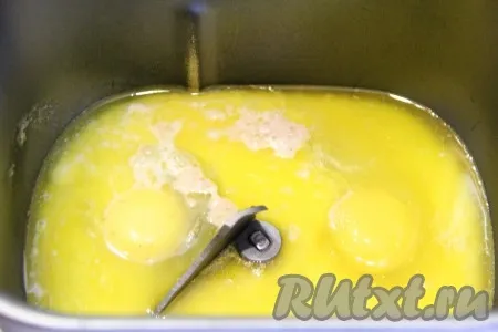 Я замес теста делала в хлебопечке. Сливочное масло растопить. В ведёрко влить подошедшие дрожжи, яйца и растопленное масло.