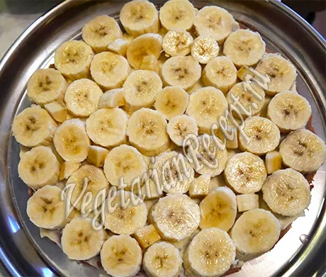 выкладываем фрукты (бананы) на корж