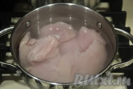 Куриное филе вымыть, а затем отварить в течение минут 20 с начала кипения воды. 