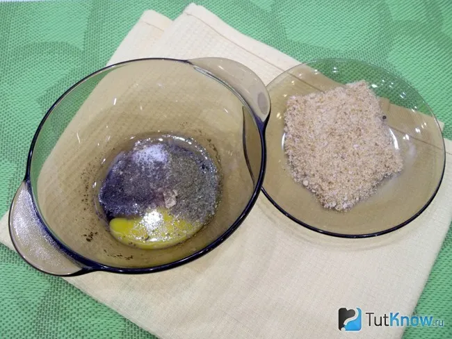 Яйца влиты в глубокую миску, сухари насыпаны в мелкую тарелку