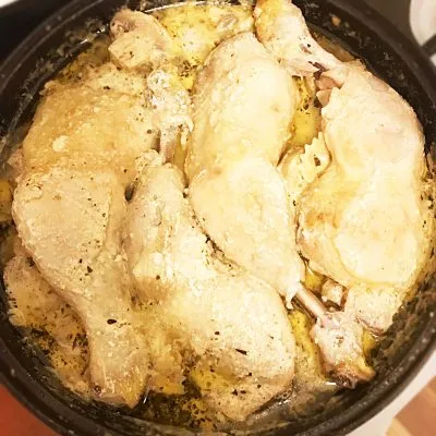 Сочная курица и грибы в сметанном соусе с макаронами - рецепт с фото