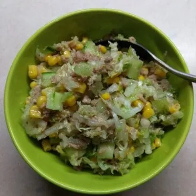 Салат с капустой, тунцом и кукурузой - рецепт с фото