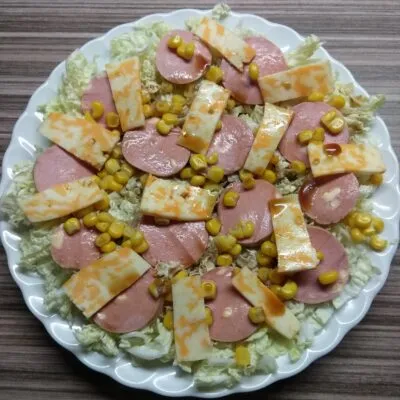 Салат с капустой, сардельками, кукурузой и сыром - рецепт с фото