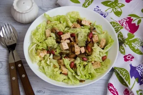 Салат с тофу, грибами и пекинской капустой