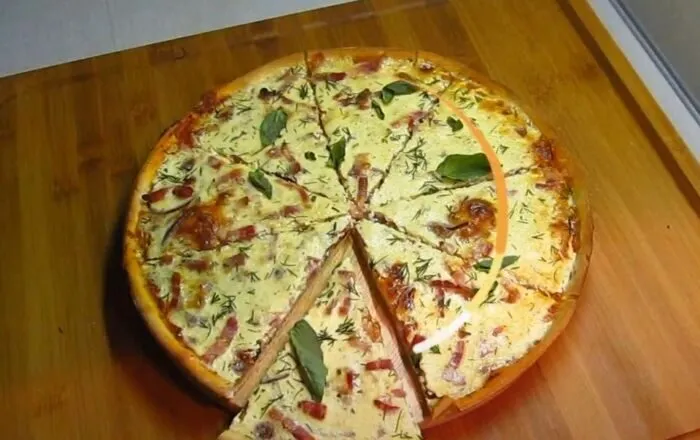 Пицца Карбонара со сливками и беконом