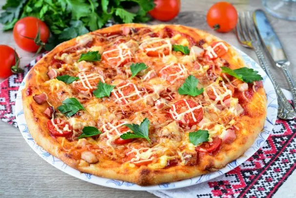 Пицца с беконом и помидорами