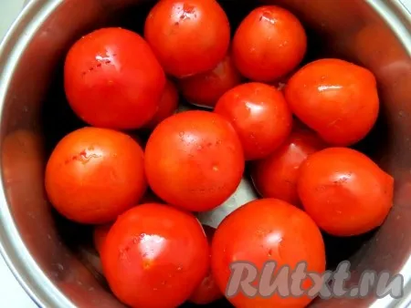 Каждый помидор накалываем острой вилкой в четырёх-пяти местах. Делаем это для того, чтобы маринад быстрее проникал в помидоры. 