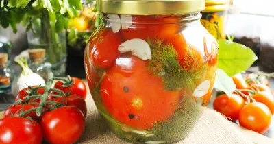 Малосольные помидоры с чесноком в банке