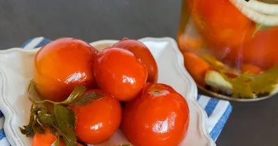 Малосольные целые помидоры с луком и петрушкой на зиму