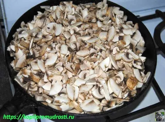 грибы в сковороде