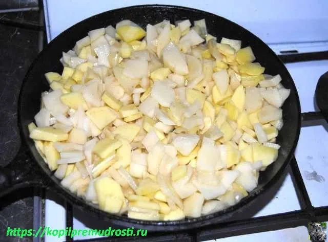 картофель в сковороде