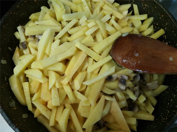 Тушим картофель с грибами в сковороде