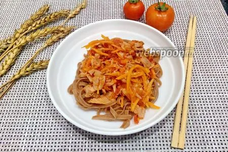 Фото рецепта Гречневая лапша с куриным окорочком и помидором