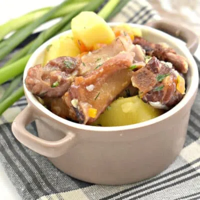 Копчёные рёбрышки, тушённые с картошкой и овощами - рецепт с фото