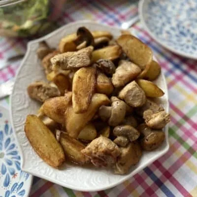 Картошка с грибами и индейкой - рецепт с фото