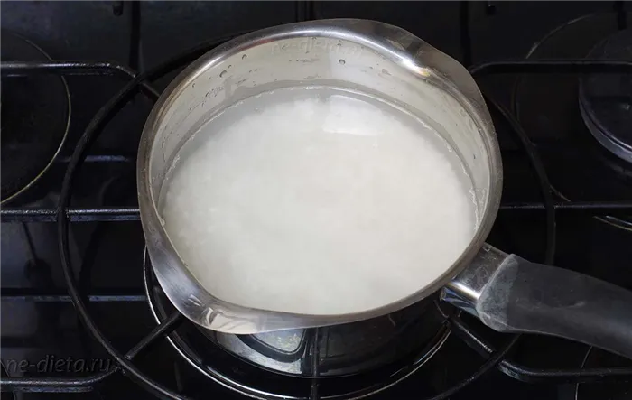 Рис залить 2 ст. воды и варить, пока вода полностью не впитается