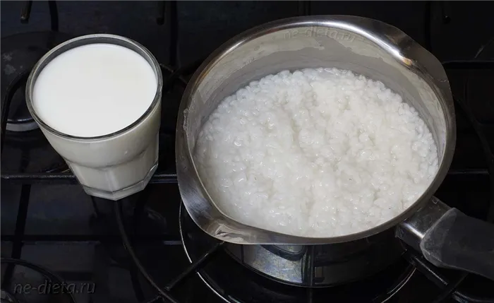 Влить 2 ст. молока и варить кашу 20 - 25 минут