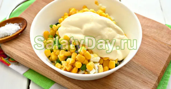 Салат из кукурузы консервированной и яиц – классический вариант