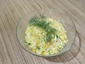Салат с сыром и кукурузой