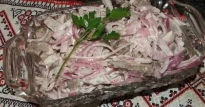 Салат с языком и маринованными грибами шампиньонами
