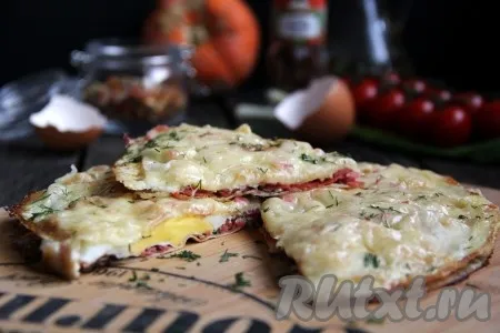 Подать вкусный завтрак к столу в горячем виде. Мне очень понравился такой вариант яичницы с лавашом и сыром, попробуйте и вы!