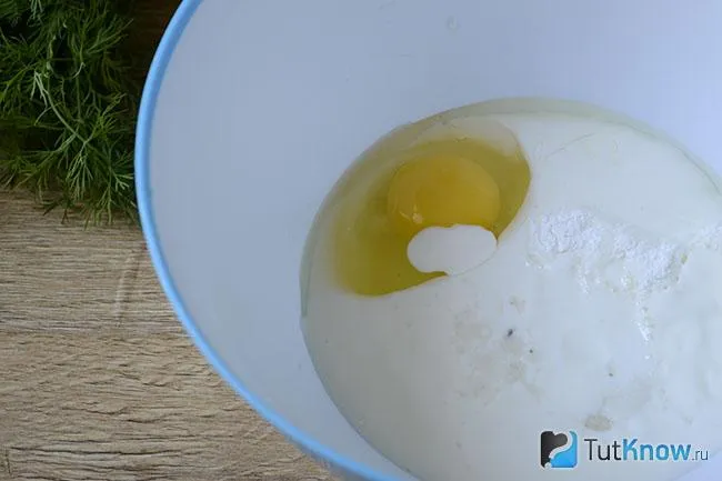Яйца, сода, сахар и соль добавлены к кефиру