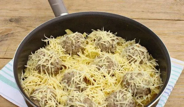 Гнезда из макарон с фаршем со сливками на сковороде