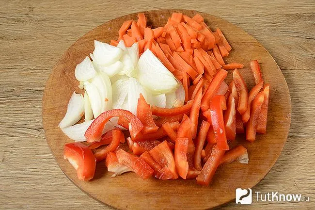 Нарезанная морковка, перец и лук