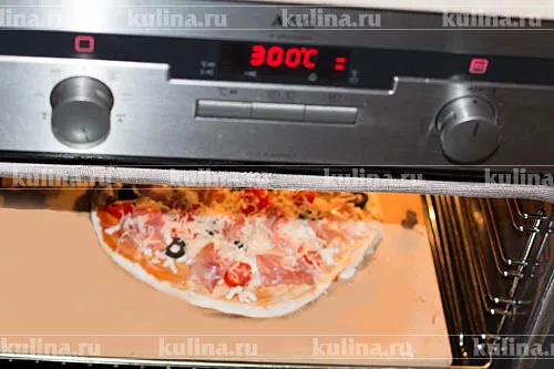 Если вы готовите пиццу на противне, поставить его в разогретую до 200 градусов духовку и запекать минут 15. Если готовите пиццу на камне, выключите духовку, поместите пиццу на камень и запекайте 10 минут. 