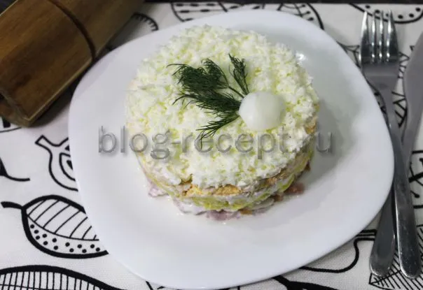 Салат с копченой курицей и плавленным сыром вкусная еда