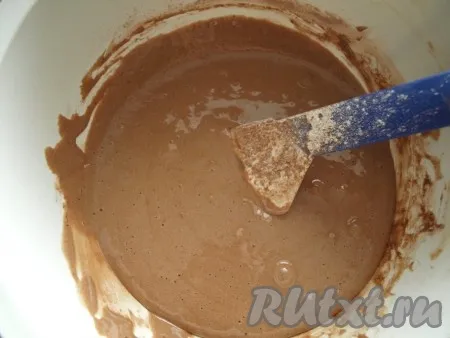 Для приготовления шоколадного бисквита нужно вместе просеять муку, какао, разрыхлитель и смешать с сахаром. Яйца взбить, добавить к сыпучим ингредиентам, тщательно перемешать. Вылить тесто в форму, застеленную бумагой для выпечки, повернуть форму несколько раз по часовой стрелке. Выпекать шоколадный бисквит 20-30 минут в духовке при температуре 180 градусов. Готовый бисквит остудить. Он получится примерно 3,5 см в высоту. 